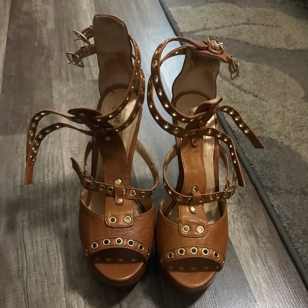 Platform pumps with gold grommets